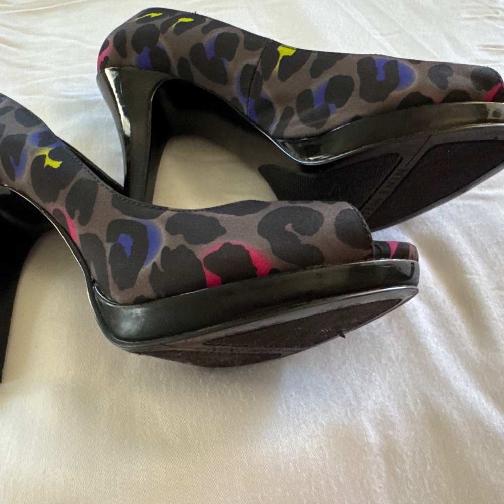Shoes - Picture 2 of 4